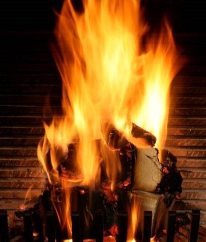 Chimenea encendida con harina de madera